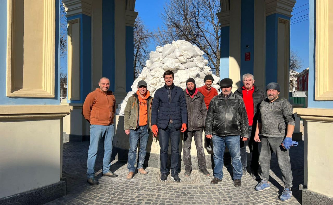 Уже завершили роботи біля пам’ятника Самсону на Контрактовій площі. Фото: Департамент охорони культурної спадщини