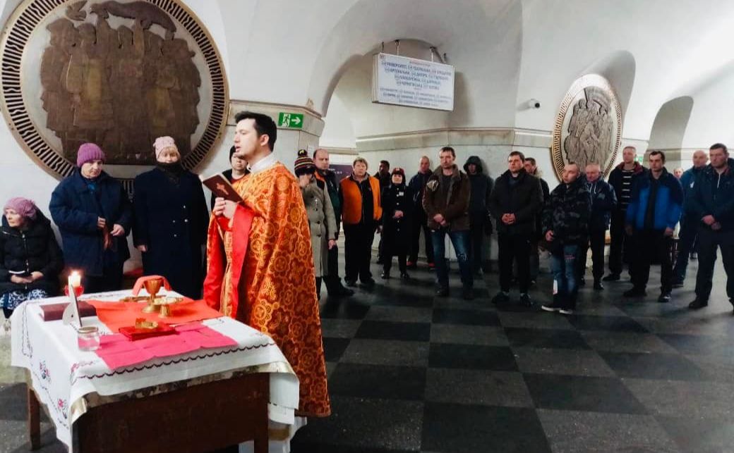 Священник Йосафат Ковалюк під час літургії у метро. Фото зі сторінки отця Йосафата