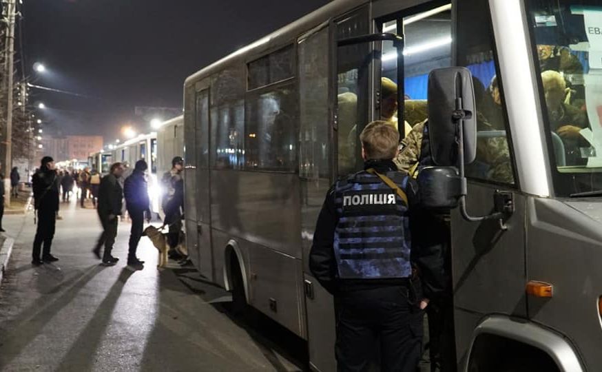 На Київщині евакуювати людей допомагає поліція та рятувальники