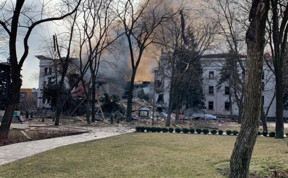 Центральна частина будівлі знищена авіабомбою 16 березня. Фото: Eugene Biss