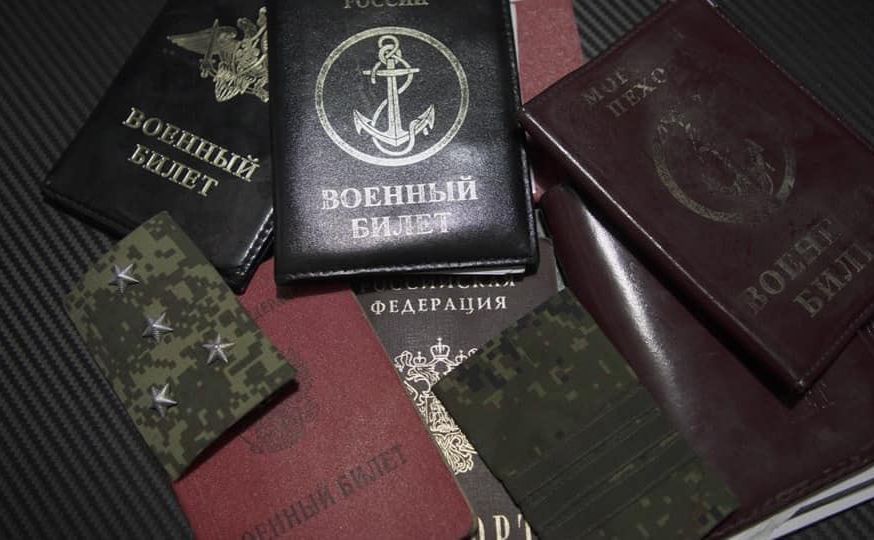 Військові квитки зищених у котлі під Києвом російських військових Фото: Генштаб ЗСУ