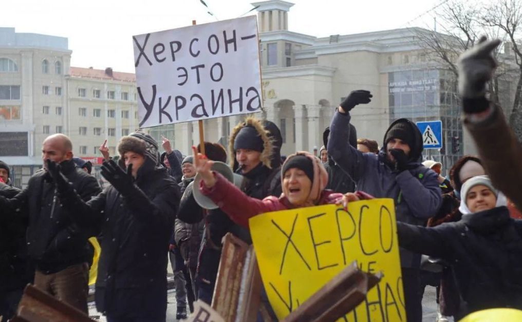 Російськомовний Херсон зустрічає окупантів. Фото з відкритих джерел