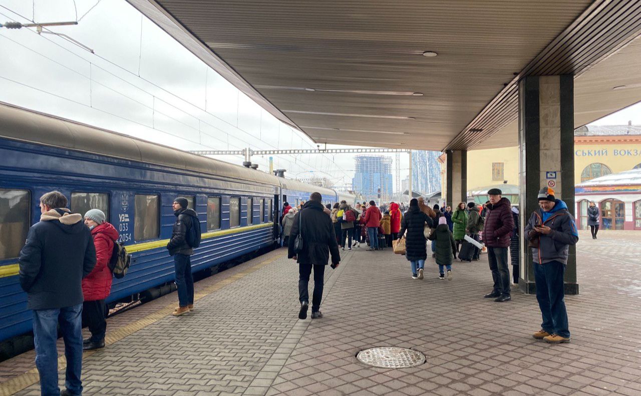 Вихід з вокзалу може бути обмежений поліцією з міркувань безпеки. Фото: «Вечірній Київ»