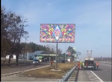 Рекламні конструкції на Київщині використають для блокпостів і протитанкових їжаків