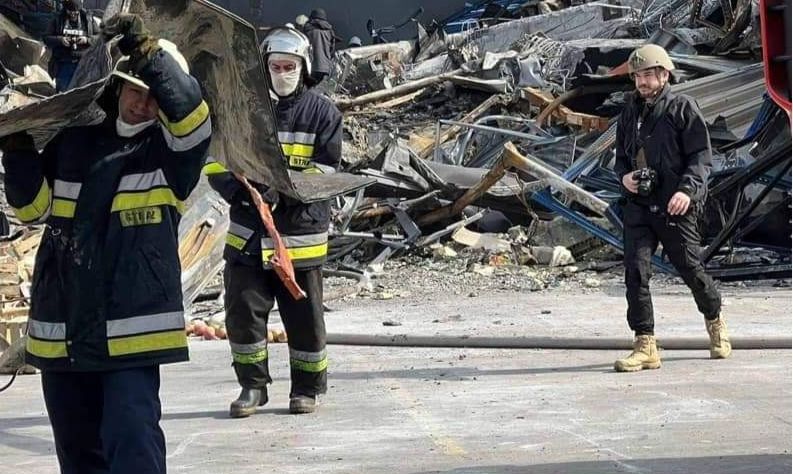 ДСНС Київщини розбирають завали складів у Броварах Фото: ДСНС