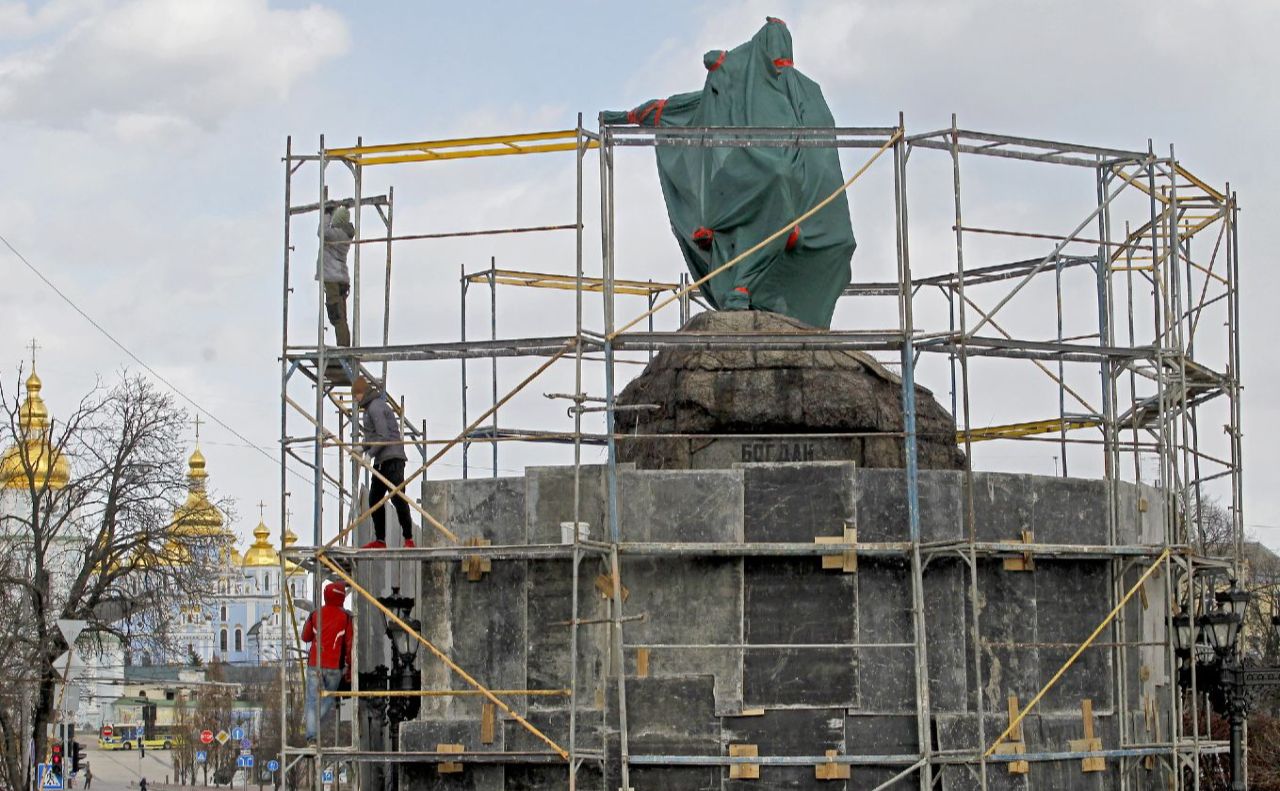 Столичні пам’ятники захищають від ймовірних ворожих обстрілів. Фото: Борис Корпусенко