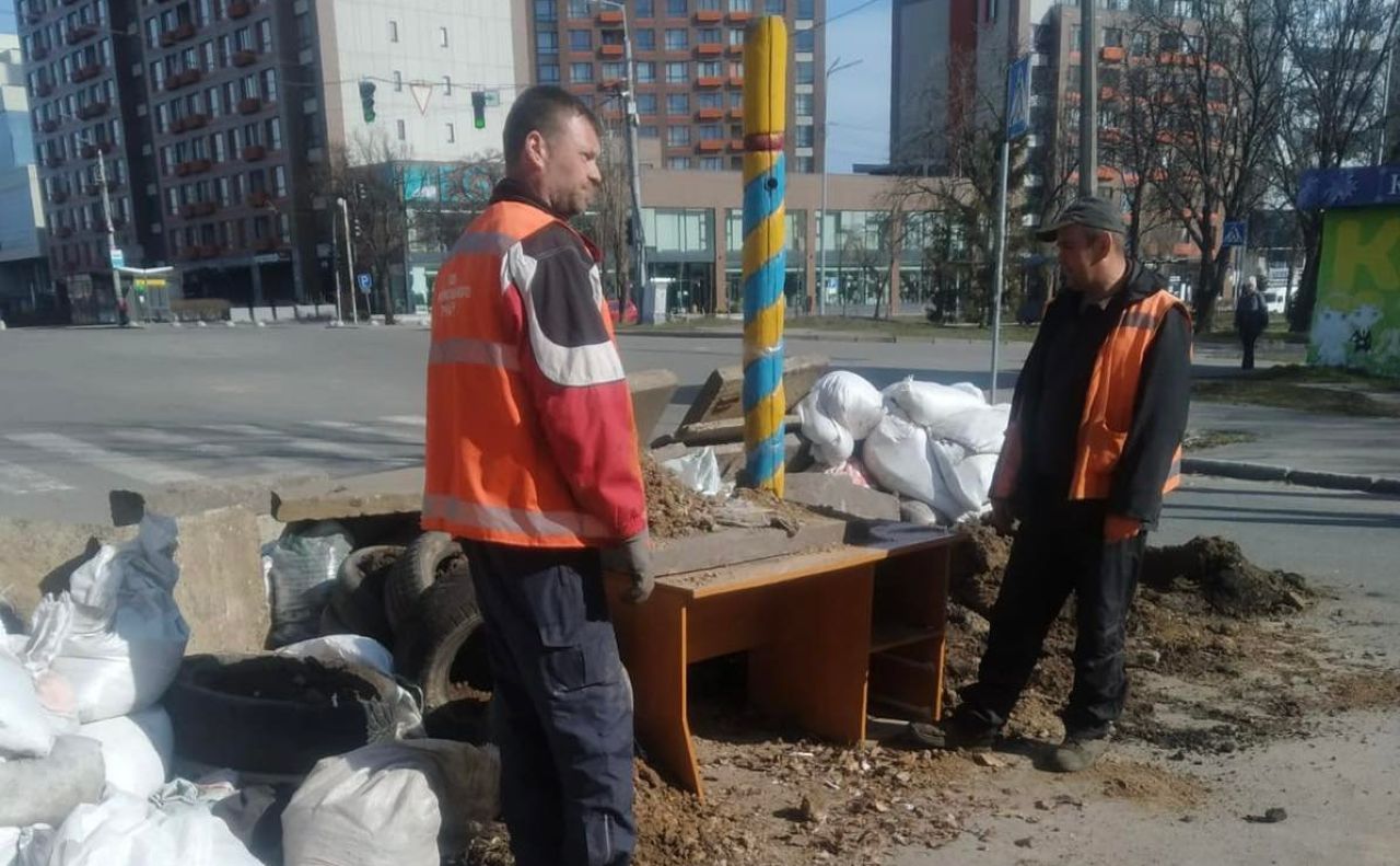 Мішки з піском з блокпостів використають для інших цілей. Фото: Солом’янська РДА