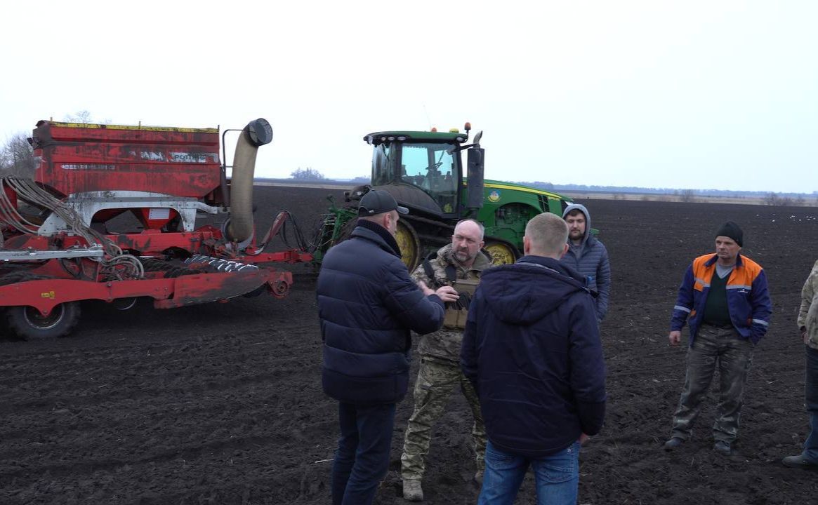 Аграрії почали сіяти пшеницю та ячмінь. Фото зі сторінки Олександра Павлюка