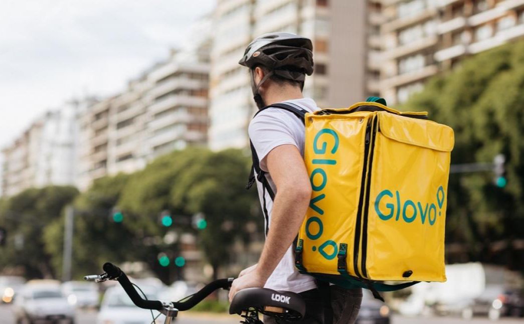 Замовлення безкоштовно доставлять кур’єри Glovo. Фото з відкритих джерел.