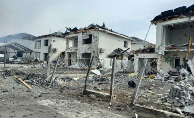 Наслідки ворожих обстрілів на Київщині. Фото: ДСНС