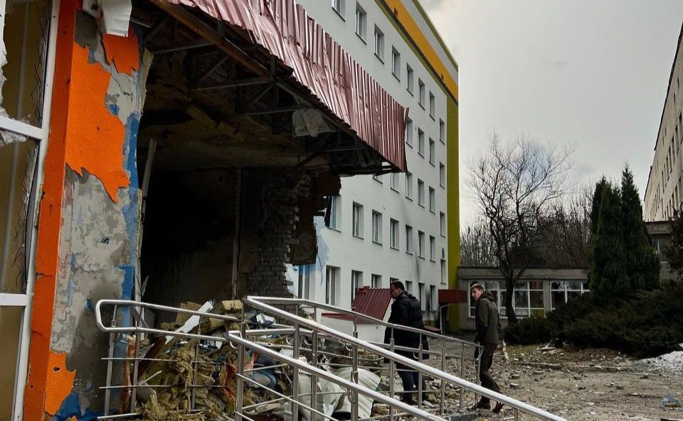Путінські фашисти перетворили лікарню на руїни. Фото: Telegram/Михайло Радуцький