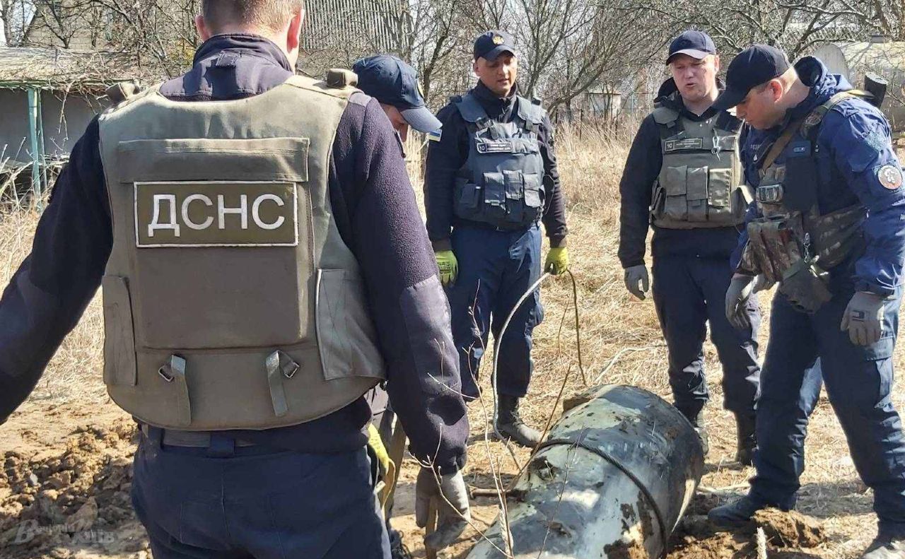 Піротехніки знешкоджують боєприпас