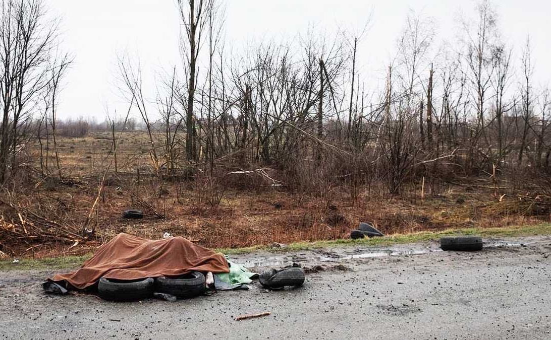 Російські варвари намагались спалити тіла 4 вбитих оголених жінок біля дороги. Фото: З відкритих джерел