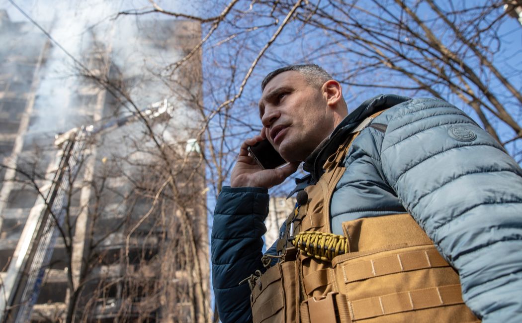 Віталій Кличко біля зруйнованого ракетним обстрілом будинку у Києві. Фото: О.Самсонов