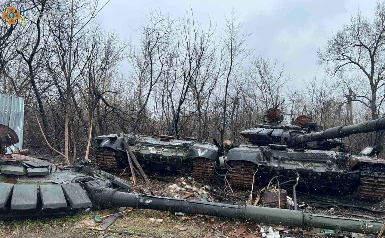 Знищені російські танки на Київщині. Фото: ДСНС