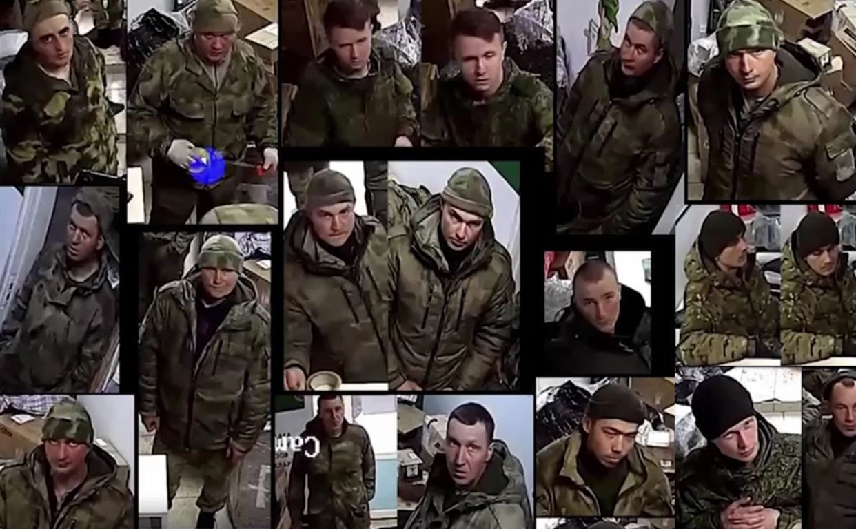 Скрін з камер, де зняті російські військові, що відправляють посилки з краденим в Україні. Фото: Скрін