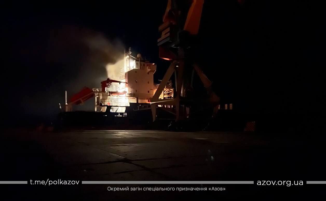 Фото «Азов» з порту Маріуполя