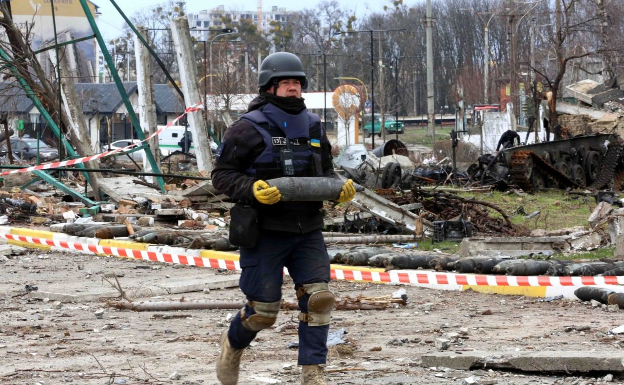 Піротехнік на Київщині під час роботи. Фото: ГУ ДСНС у м.Києві