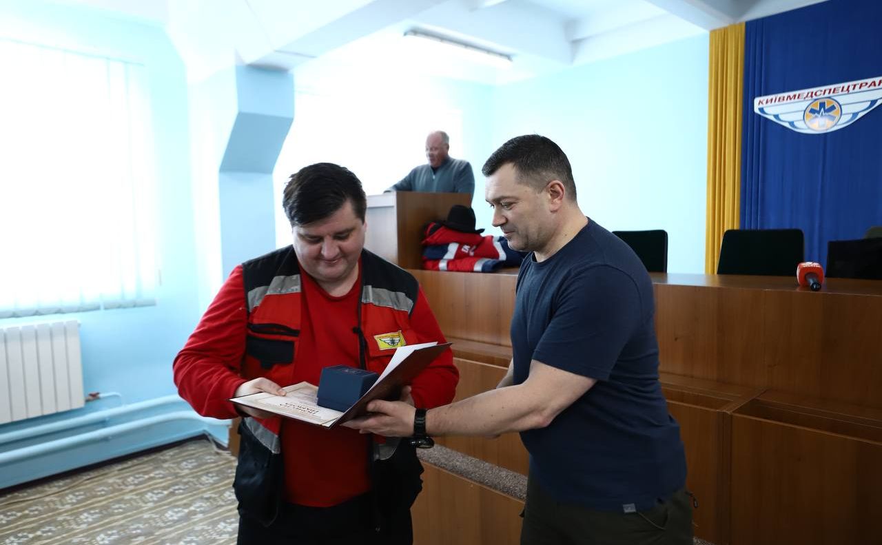 Водіїв швидкої допомоги нагородив Микола Поворозник. Фото КМДА