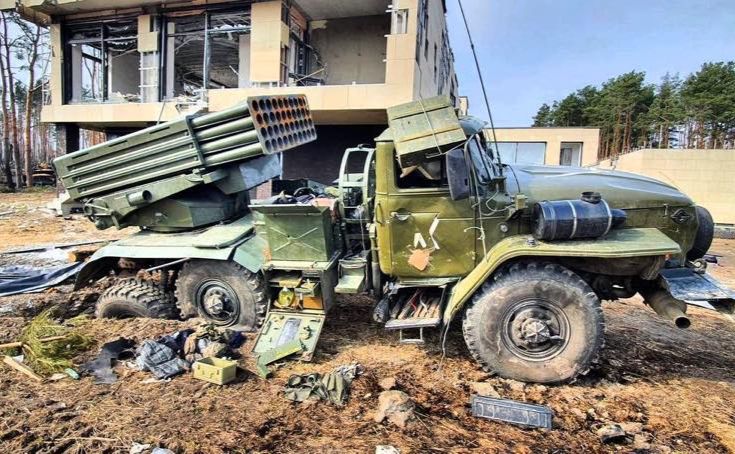 Зруйнований будинок та розбита техніка ворога. Фото зі сторінки Андрія Ставніцера в «Фейсбуці»