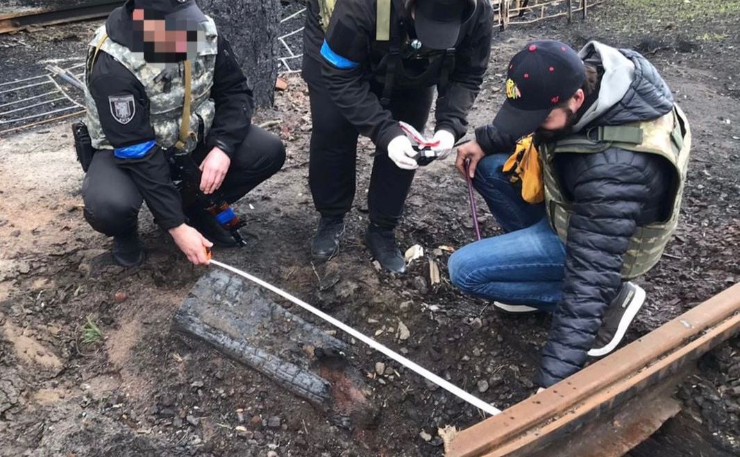 Слідчі збирають докази у Пущі. Фото прокуратури Києва