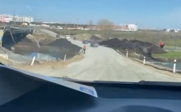 Перші авто вже поїхали по мосту через Романівку. Фото: Скрін