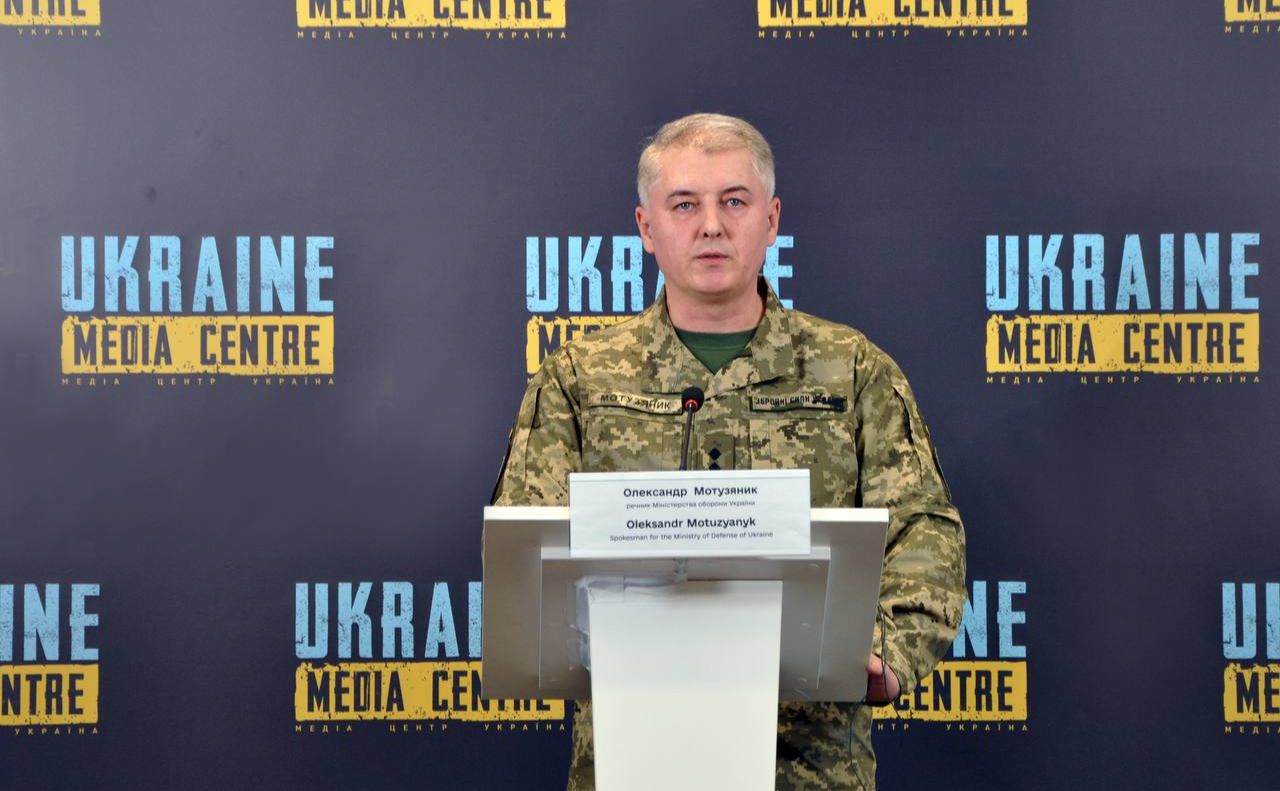 Олександр Мотузяк під час сьогоднішнього брифінгу. Фото: armyinform