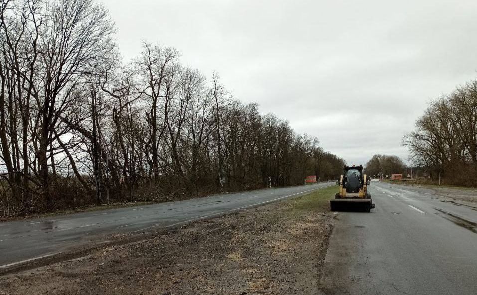 Розчищені кілометри доріг на Чернігівщині. Фото Укравтодор