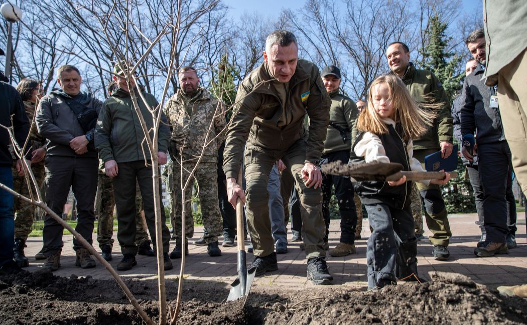 Міський голова взяв участь у толоці в цьому сквері. Фото: КМДА