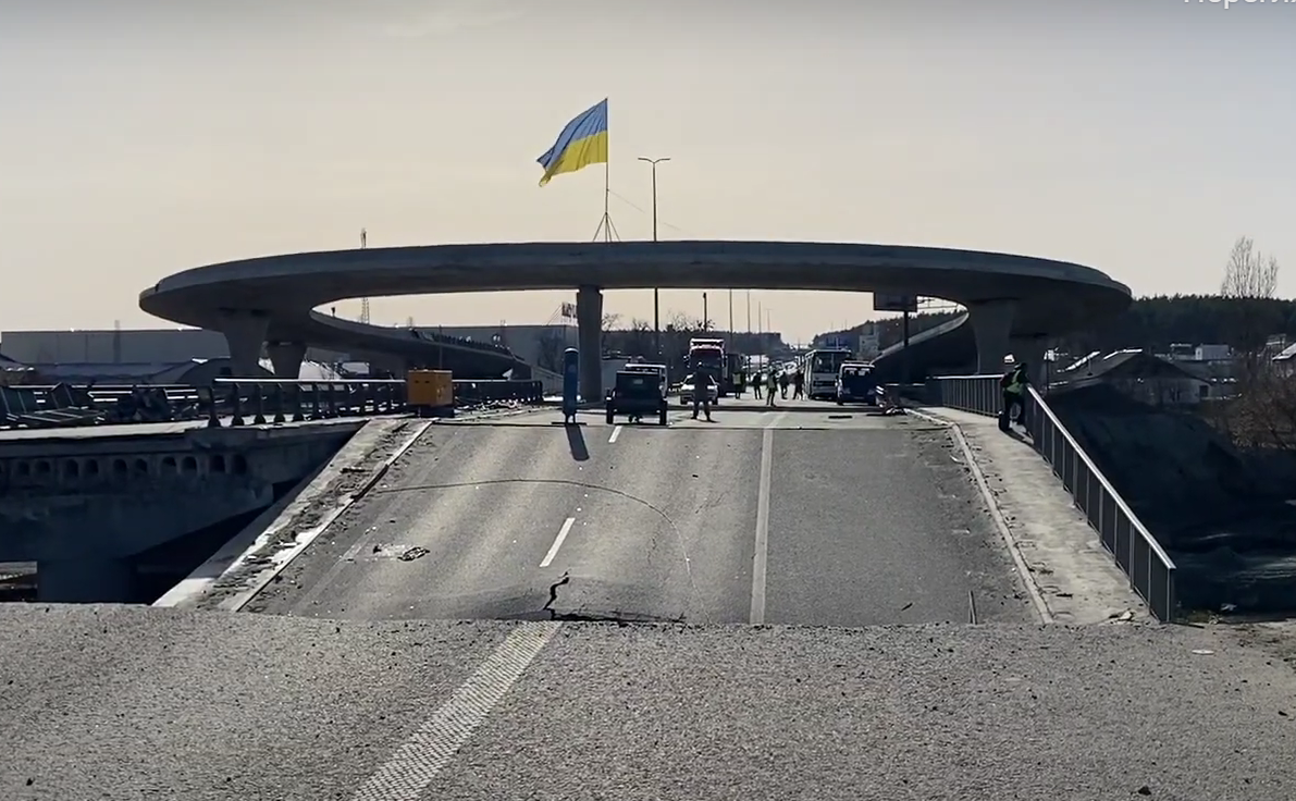 Мости відновлюють для покращення логістичного забезпечення столиці.