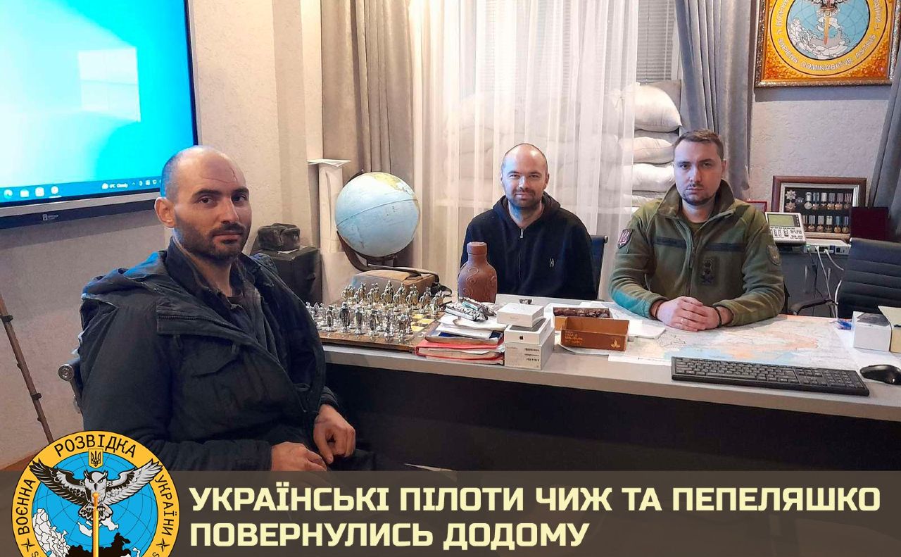 Пілотів зустрів начальник ГУР Міноборони Кирило Буданов (праворуч)
