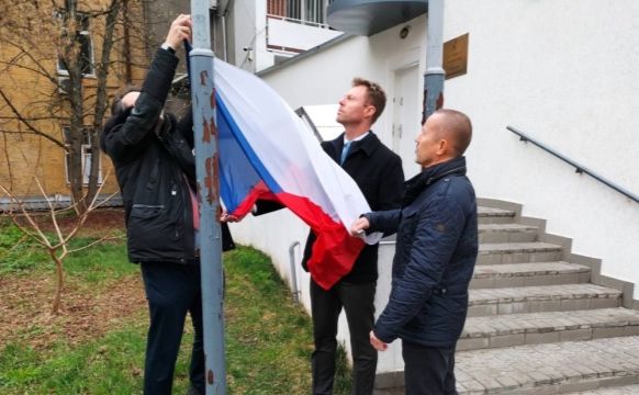 Над посольством Франції у Києві підняли прапор. Фото: З відкритих джерел