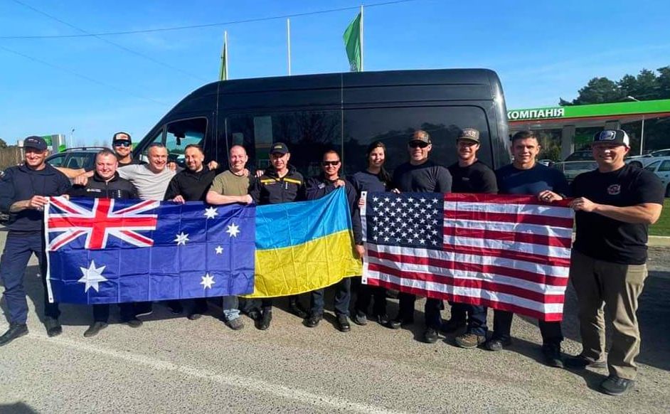 Міжнародна команда рятувальників та пожежників працює на Київщині. Фото: ДСНС України