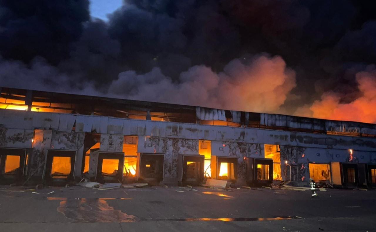 На Київщині зруйновано обстрілами понад 350 тис.кв.м. складів. Фото: ГУ ДСНС у м.Києві