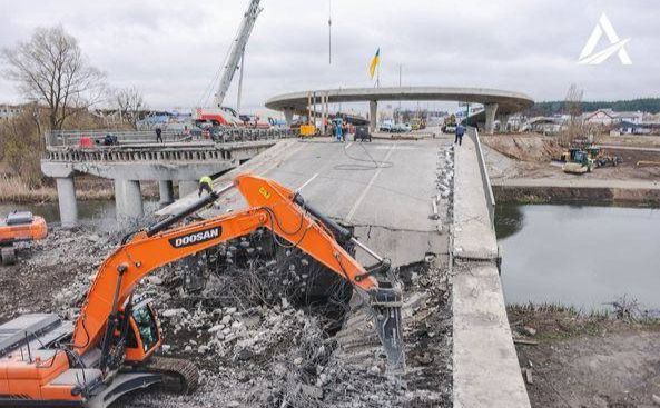На Київщині розбирають зруйнований вибухом 26 лютого міст на Стоянку. Фото: Укравтодор