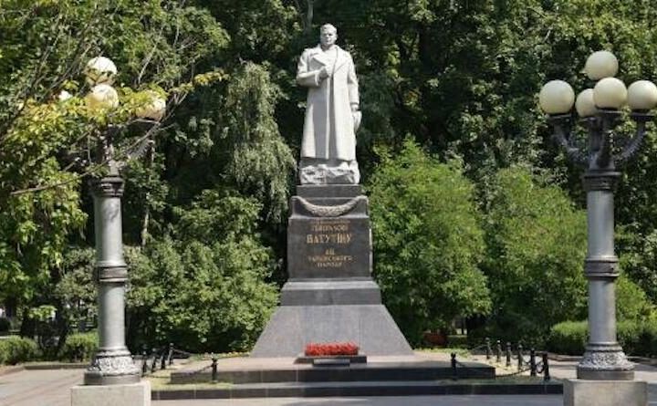 Cеред запропонованих до монтажу — пам’ятник Ватутіну. Фото з відкритих джерел