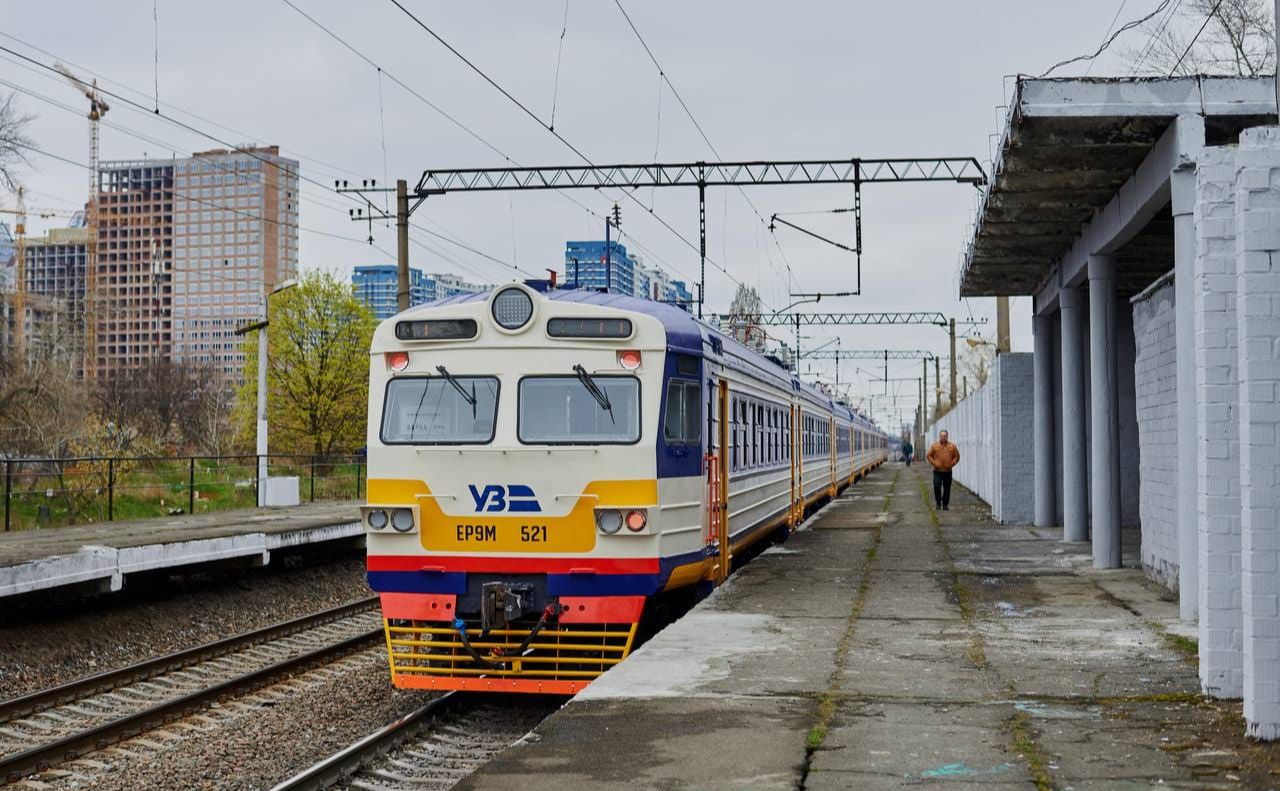 Ця зупинка не функціонувала з 2011 року та була в занедбаному стані. Фото: Укрзалізниця