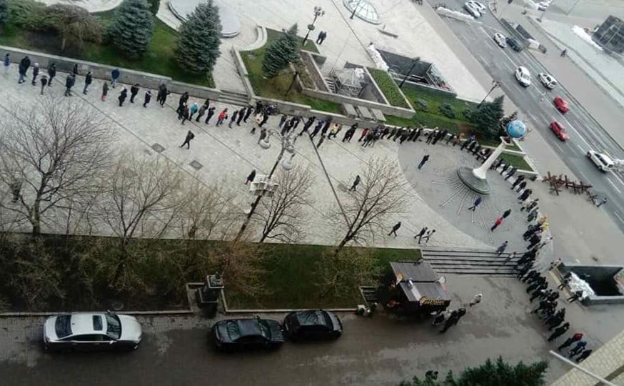 Праціники Головної пошти столиці спостерігають за чергою охочих придбати марку