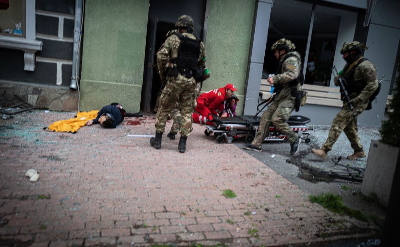 Кері Фукунага показав світові фото з ракетного обстрілу у Харкові. Фото: Instagram cary_fukunaga