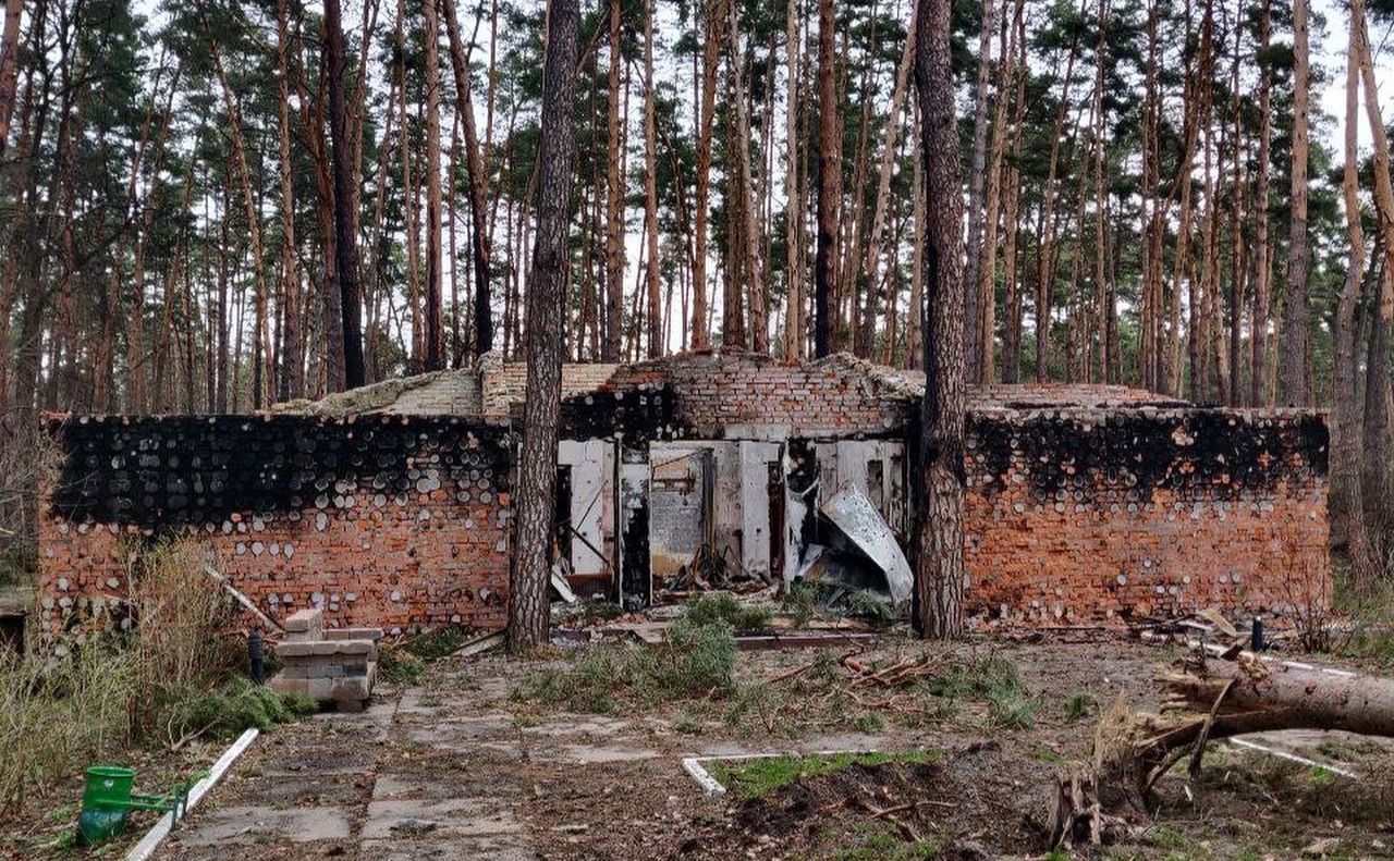 Зруйнована адмінбудівля центру. Фото зі сторінки Тенісного центру