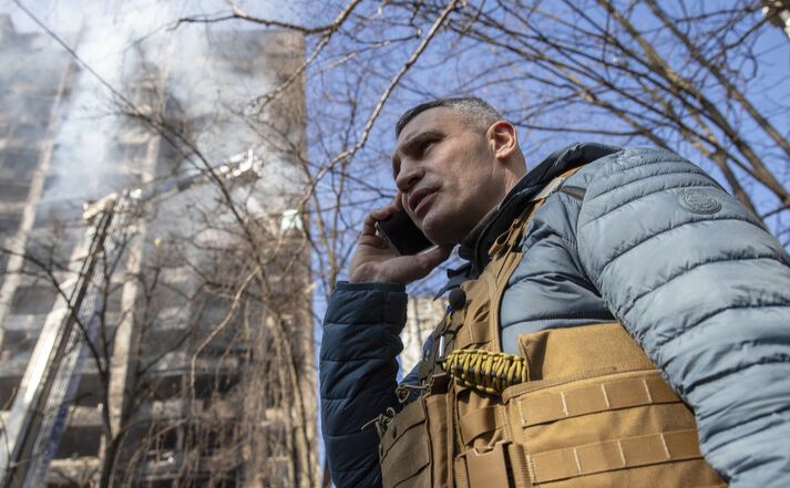 Мер Києва біля зруйнованої багатоповерхівки. Фото: Олексій Самсонов