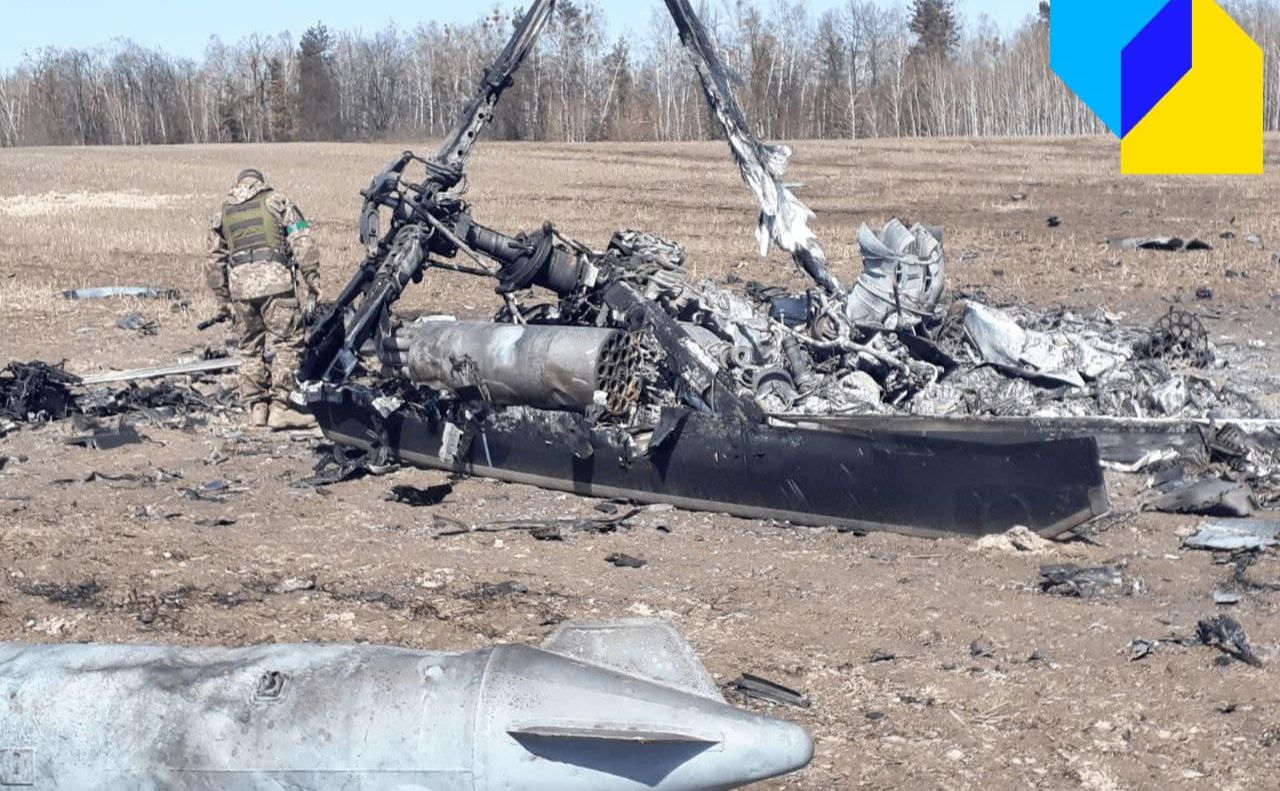 Уламки російського вертольота К-52 «Алігатор». Фото: Центр стратегічних комунікацій та інформаційної безпеки