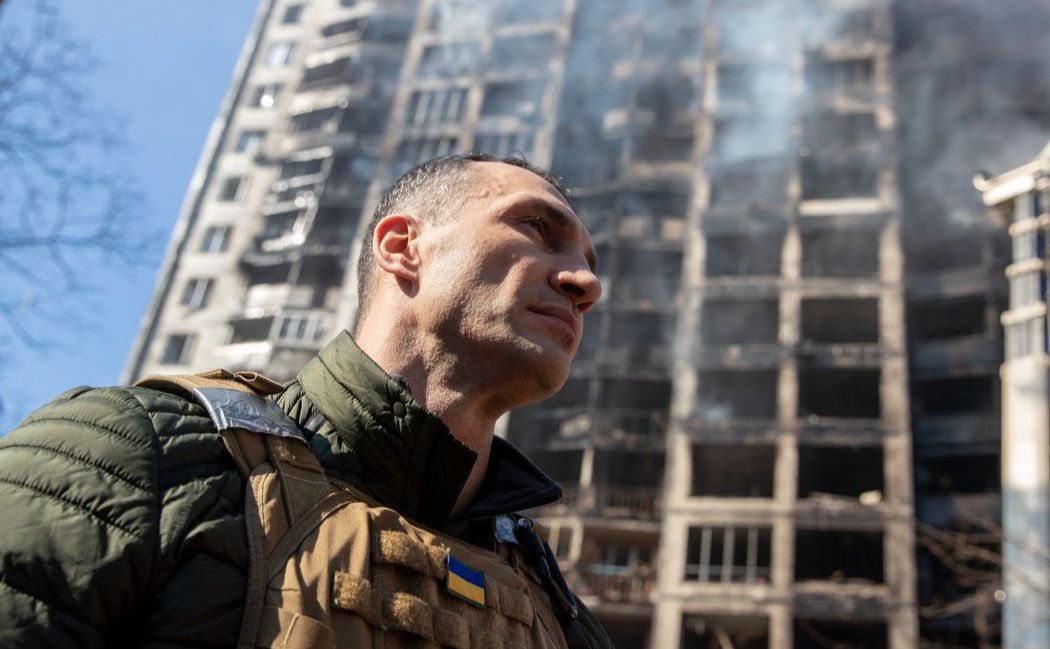 Володимир Кличко біля розбомбленої багатоповерхівки у Києві
