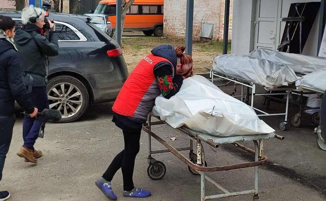 Безутішне горе і нескінчені сльози — бучанці упізнають тіла закатованих близьких та рідних. Фото: З відкритих джерел