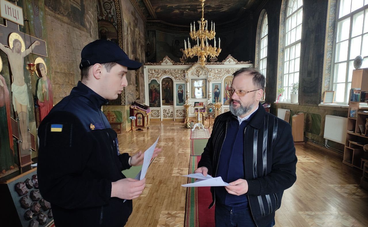 Священнослужителям пояснили правила пожежної безпеки. Фото: Головне управління ДСНС України у м. Києві