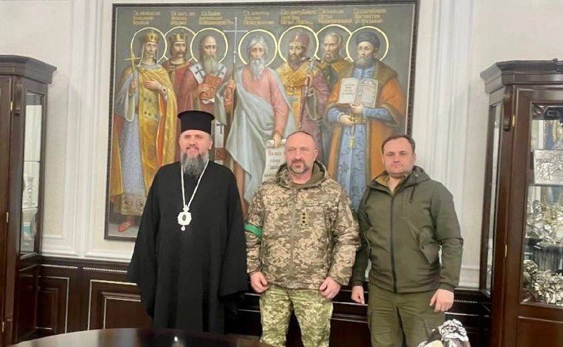 Предстоятель Православної церкви України Епіфаній, очільник Київської обласної військової адміністрації Олександр Павлюк та керівник гуманітарного штабу Олексій Кулеба