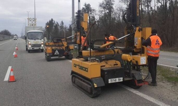 На Киїщині відновлюють та розчищають дороги. Фото: Укравтодор