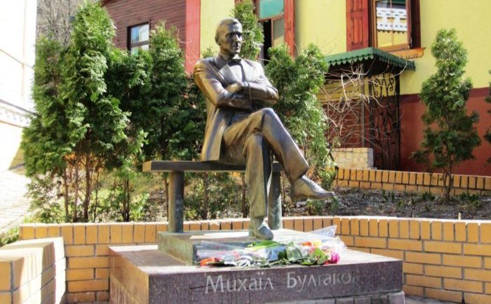На узвозі розташований музей та пам’ятник Булгакова