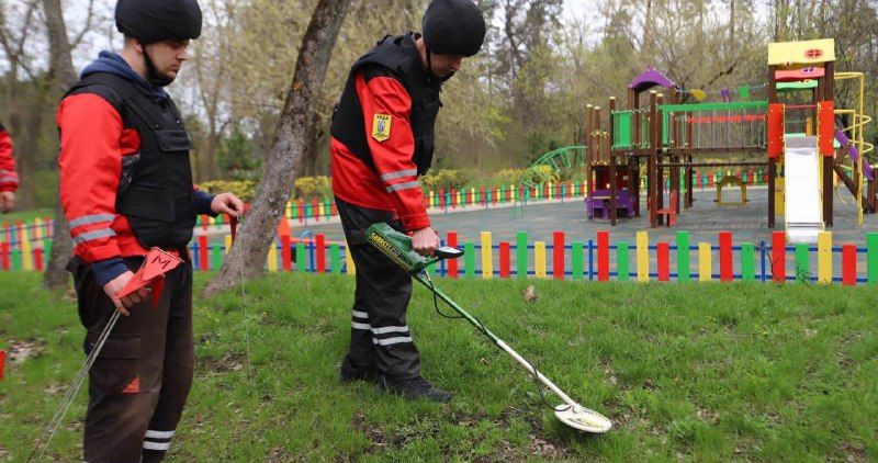 Працюють по 8 годин у співпраці з Мобільним рятувальним центром швидкого реагування ДСНС України