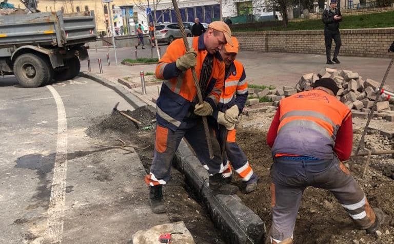 Під час роботи на площі. Фото: Печерська РДА